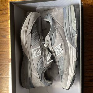 Size womens 7.5 new balance 993s. Comes with the original box!